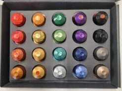 Koffie Proeverij Pakket Met 20 Stuks Verschillende Smaken En Mystery Card 'Enjoy The Sweet Moment' Met Persoonlijke (video) Boodschap | Verjaardag | Sinterklaas | Kerstpakket | Vaderdag | Moederdag | Jubileum | Valentijnsdag -Koffieproducten 1200x899