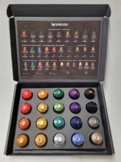 Koffie Proeverij Pakket Met 20 Stuks Verschillende Smaken En Mystery Card 'Enjoy The Sweet Moment' Met Persoonlijke (video) Boodschap | Verjaardag | Sinterklaas | Kerstpakket | Vaderdag | Moederdag | Jubileum | Valentijnsdag -Koffieproducten 899x1200 1